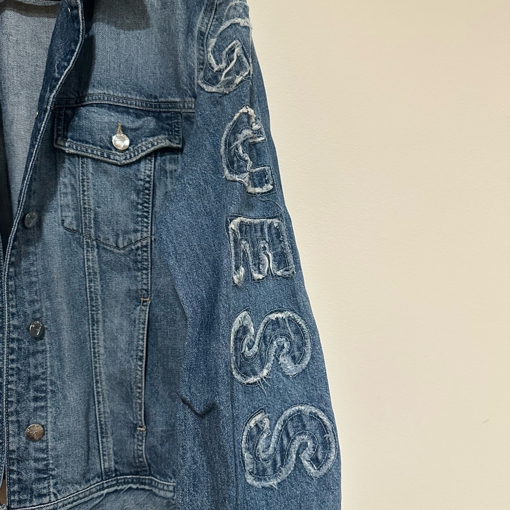 Guess women’s vintage 90s iconic denim jacket with distressed guess on sleeve. M - Picture 3 of 9